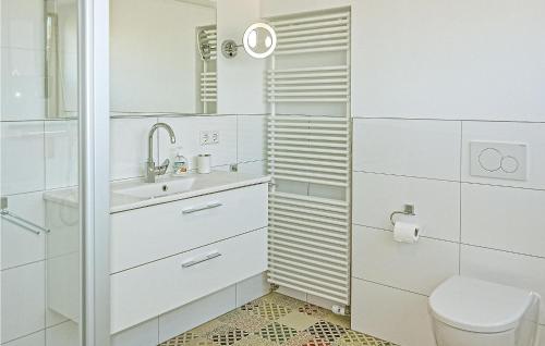 een witte badkamer met een wastafel en een toilet bij Nautilus 1 in Bergen aan Zee