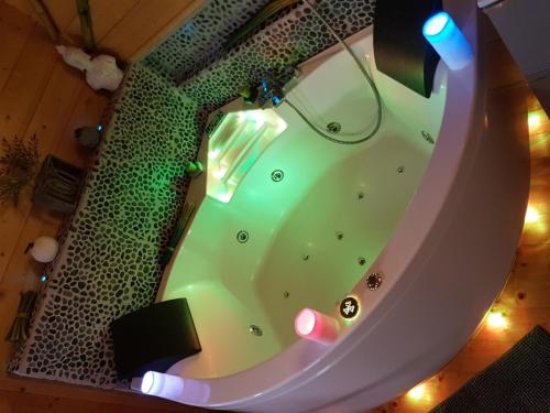 vistas a una bañera verde con luces en Nature et spa, 