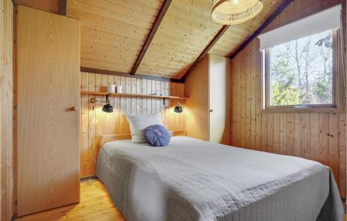 En eller flere senge i et værelse på 3 Bedroom Stunning Home In Hornbk