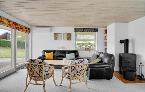 Posezení v ubytování 3 Bedroom Pet Friendly Home In Hejls