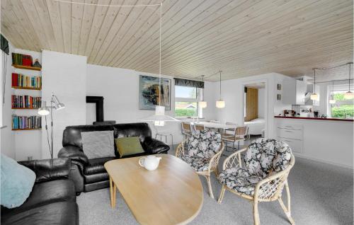 Posezení v ubytování 3 Bedroom Pet Friendly Home In Hejls