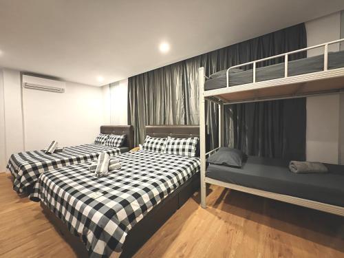 マラッカにあるJonker 14-18pax 3BR, KTV Room, Dart & Snookerの二段ベッドが2つある部屋にベッドが2つ