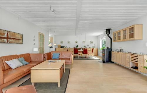 - un salon avec un canapé et une table dans l'établissement Beautiful Home In Slagelse With Kitchen, à Slagelse