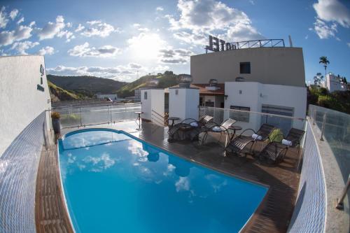 a swimming pool on the roof of a building at Hotel Capital Das Pedras in Teófilo Otoni
