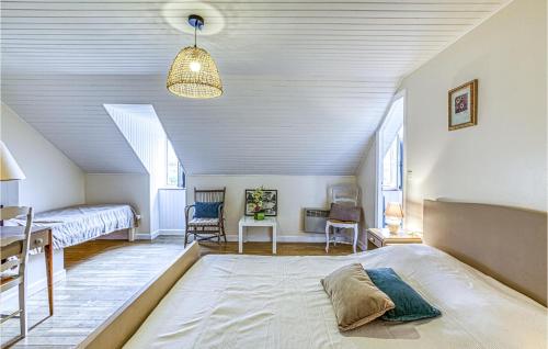 Schlafzimmer im Dachgeschoss mit einem Bett und einem Schreibtisch in der Unterkunft Stunning Home In Pierrefiche With Wifi in Pierrefiche