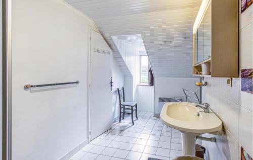ein kleines Bad mit einem Waschbecken und einem WC in der Unterkunft Stunning Home In Pierrefiche With Wifi in Pierrefiche