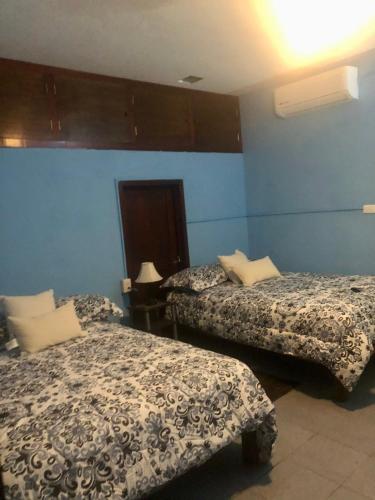- 2 lits dans une chambre aux murs bleus dans l'établissement Cuarto azul, à Ciudad Valles