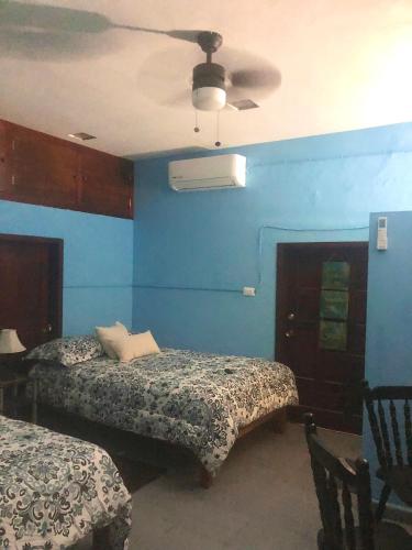 - une chambre avec 2 lits et un ventilateur de plafond dans l'établissement Cuarto azul, à Ciudad Valles