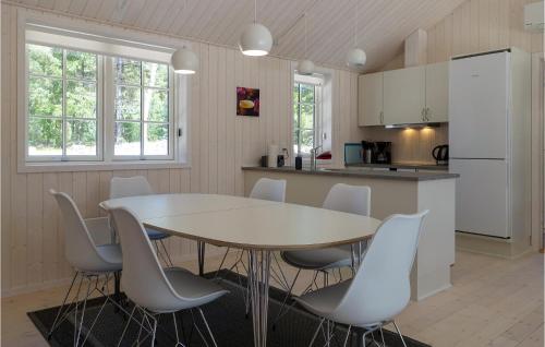 Η κουζίνα ή μικρή κουζίνα στο Cozy Home In Nexø With Wifi