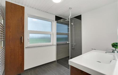 La salle de bains est pourvue d'un lavabo et d'une fenêtre. dans l'établissement 3 Bedroom Awesome Home In Spttrup, à Spottrup