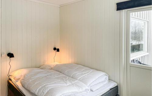 Postel nebo postele na pokoji v ubytování Cozy Apartment In Mesnali With Ethernet Internet