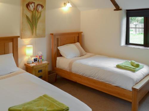 um quarto com 2 camas e uma janela em Garden Cottage - Cp28 em Halwell