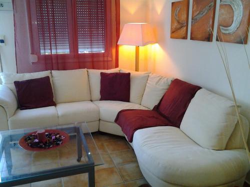 Ruang duduk di Point Twins Apartments