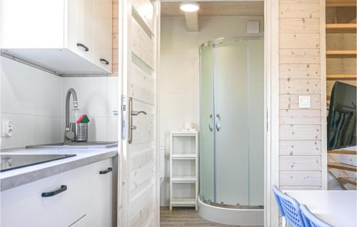 bagno con doccia e lavandino di Beautiful Home In Rewal With Wifi a Rewal
