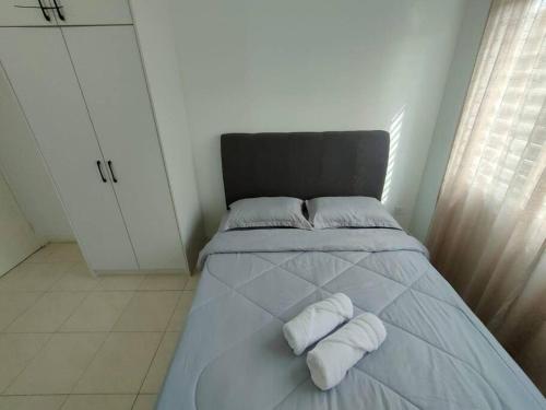 - une chambre avec un lit et 2 serviettes dans l'établissement The Baiduri Courts, à Puchong