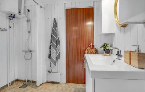 Koupelna v ubytování Beautiful Home In Vggerlse With Kitchen