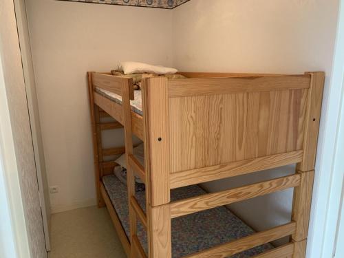 - une chambre avec 2 lits superposés dans un placard dans l'établissement Fort-Mahon-Plage: Appartement proche plage avec garage - FR-1-482-111, à Fort-Mahon-Plage