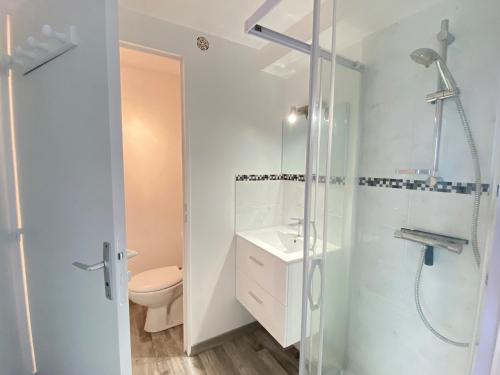 une salle de bain avec une douche, des toilettes et un lavabo dans l'établissement Appartement cosy 4 pers. avec loggia 100m de la mer - 1ère ligne, parking inclus, Bretignolles-sur-Mer - FR-1-231-283, à Bretignolles-sur-Mer