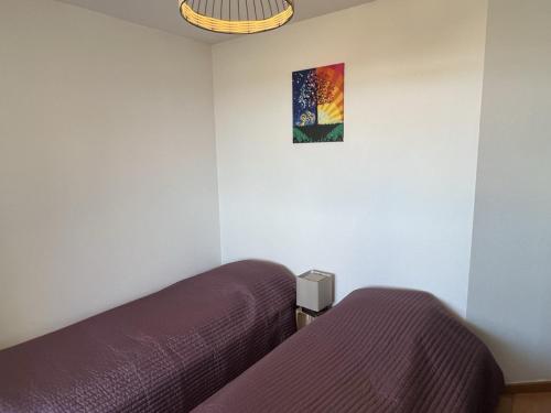 um quarto com duas camas e uma foto na parede em Appartement Dives-sur-Mer, 2 pièces, 4 personnes - FR-1-794-74 em Dives-sur-Mer