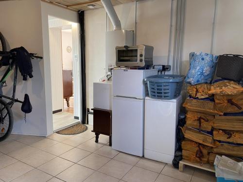 Photo de la galerie de l'établissement Maison RDC avec Jardin et Terrasse à Belz - 2 Chb, 4 pers, Proche Mer, WiFi, Parking - FR-1-397-67, à Belz