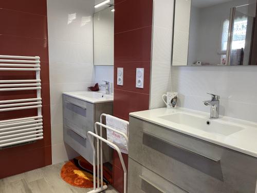uma casa de banho com um lavatório e um espelho em Maison Belz, 3 pièces, 4 personnes - FR-1-397-67 em Belz