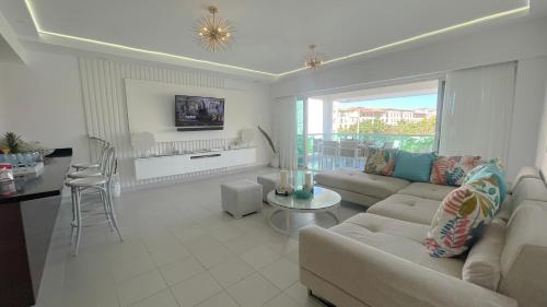 Relaxing 2 Bedroom Ocean View with Pool Close to the Beach