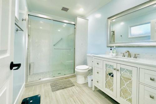 y baño con ducha, aseo y lavamanos. en 3 bedroom residential home in the lovely town near SFO San Francisco en Millbrae