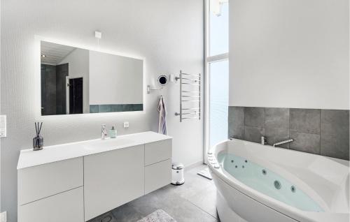 een witte badkamer met een bad en een wastafel bij Awesome Home In Sydals With Kitchen in Mommark