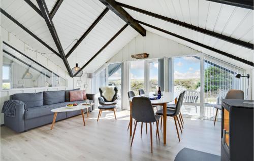 Khu vực ghế ngồi tại Gorgeous Home In Hvide Sande With Wifi