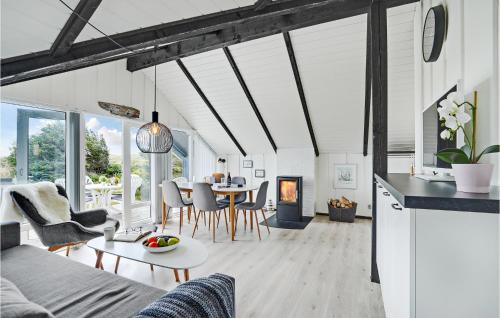 Khu vực ghế ngồi tại Gorgeous Home In Hvide Sande With Wifi