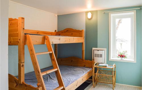 a bedroom with two bunk beds and a window at Awesome Home In Vrena With Wifi in Vrena