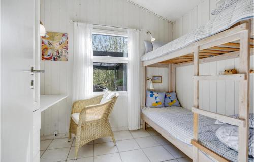 um pequeno quarto com beliches e uma janela em Nice Home In Hornbk With Kitchen em Hornbæk