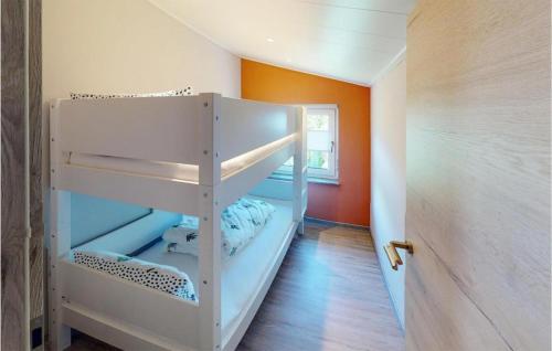 een wit stapelbed in een kamer met een oranje muur bij Lovely Apartment In Burgen With Wifi in Burgen