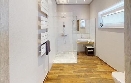 een badkamer met een douche en een wastafel bij Lovely Apartment In Burgen With Wifi in Burgen