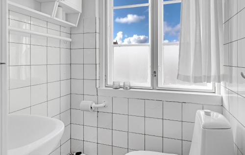 Koupelna v ubytování Amazing Apartment In Svaneke With Wifi
