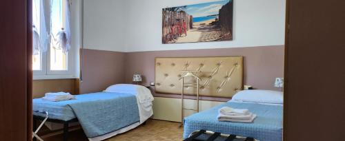 Habitación pequeña con 2 camas y una pintura en la pared. en BIKE HOUSE 3 "gold", en Seriate