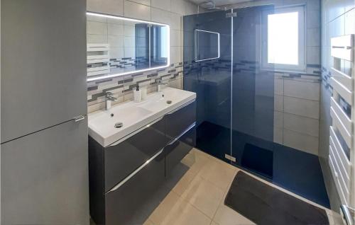ein Bad mit einem Waschbecken und einer Glasdusche in der Unterkunft Amazing Home In Trflez With Wifi in Tréflez