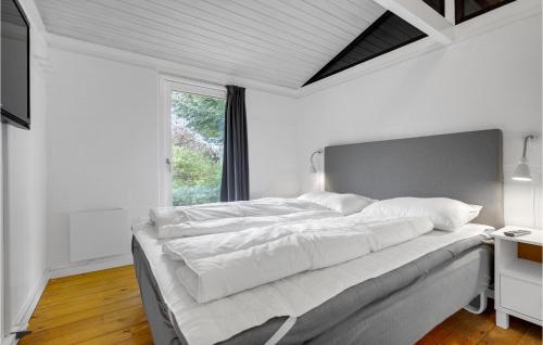 um quarto branco com uma cama grande e lençóis brancos em Gorgeous Home In Kirke Hyllinge With Kitchen em Kirke-Hyllinge