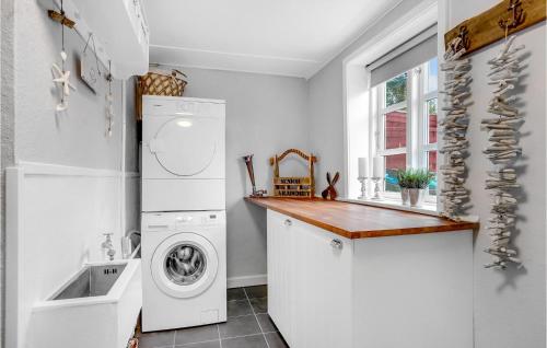 uma cozinha com uma máquina de lavar roupa e um lavatório em Awesome Home In Hjer With House A Panoramic View em Højer