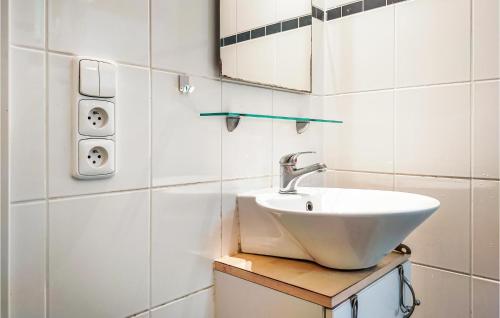 Bathroom sa 2 Bedroom Lovely Home In Rekem-lanaken