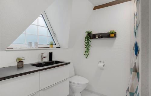 Koupelna v ubytování Beautiful Home In Vestervig With Wifi