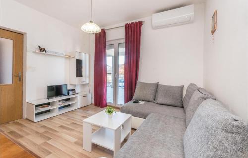 Zona de estar de 2 Bedroom Stunning Apartment In Galovac