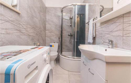 Kúpeľňa v ubytovaní 2 Bedroom Stunning Apartment In Galovac
