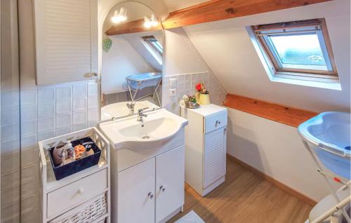 Kúpeľňa v ubytovaní Gorgeous Home In Selles-saint-denis With Kitchen