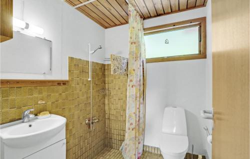 baño con lavabo y aseo y ventana en Beautiful Home In Nykbing M With House A Panoramic View, en Hesselbjerg