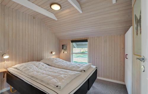 2 camas en una habitación con paredes de madera y ventana en Amazing Home In Vestervig With Lake View en Vestervig