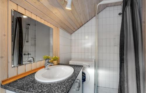 Ένα μπάνιο στο Amazing Home In Vestervig With Lake View