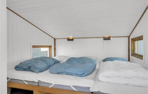 uma cama num quarto com duas almofadas em 4 Bedroom Cozy Home In Nykbing Sj em Ebbeløkke