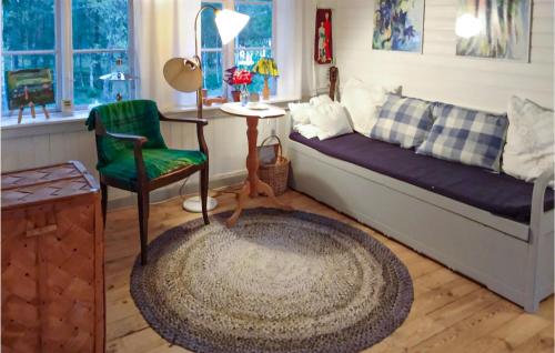 ein Wohnzimmer mit einem Sofa und einem Stuhl in der Unterkunft Gorgeous Home In Degerfors With Kitchen in Degerfors