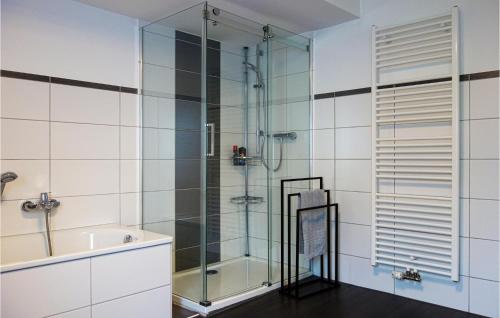 Stunning Home In Schmallenberg With Kitchen في شمالنبرغ: دش زجاجي في حمام مع حوض وحوض استحمام